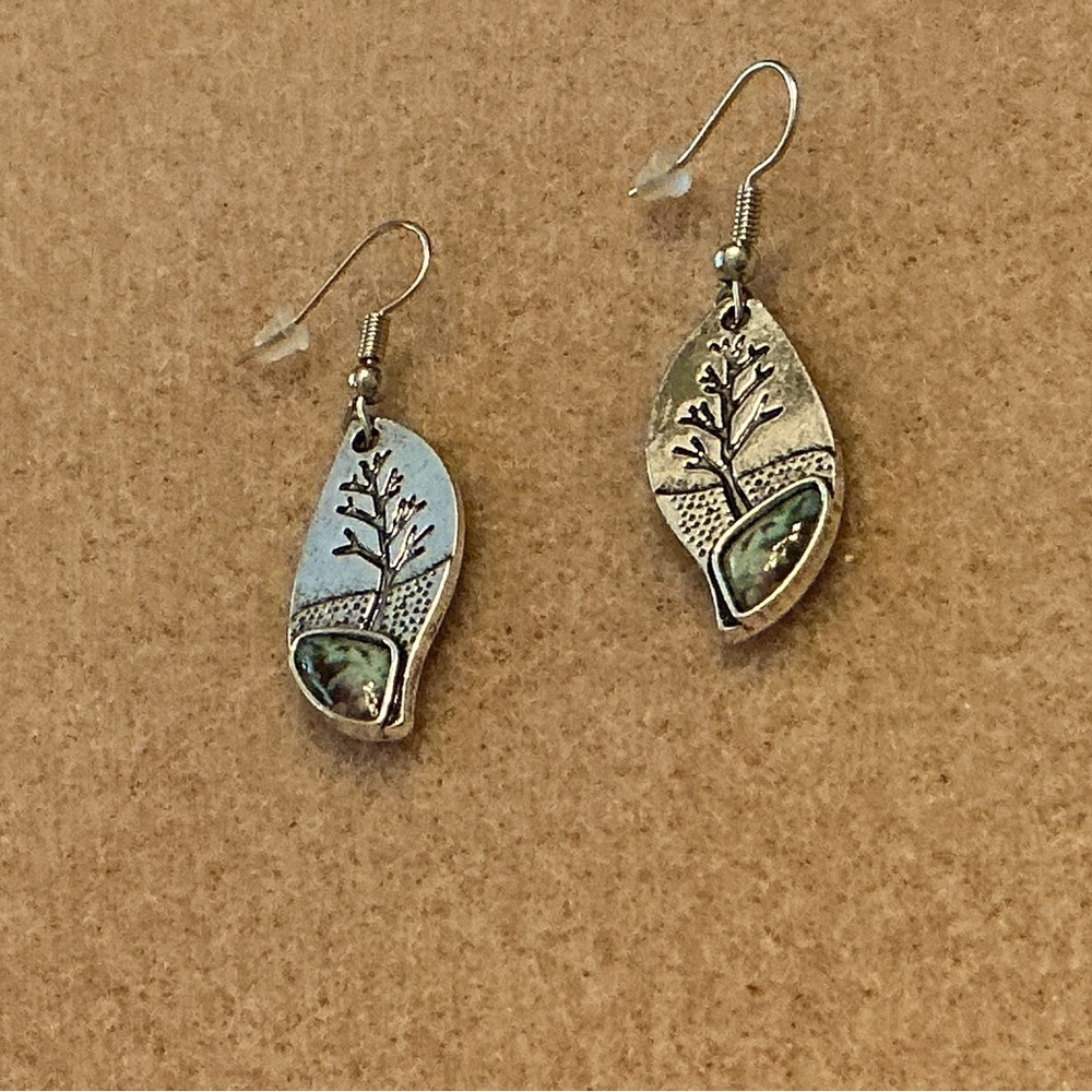 Beautiful pair of Boho earrings, BN!